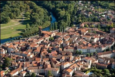 Petite ville de 3 600 habitants du département de la Haute-Loire, située à 700 mètres d'altitude sur les bords de l'Allier :