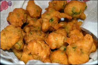 Avec quel poisson fabrique-t-on les acras, petits beignets frits ?