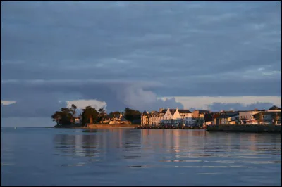 Petite ville de 4 000 habitants du département du Finistère, située en Pays Bigouden à l'est de la pointe de Penmarc'h :
