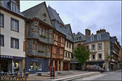 Ville de 20 000 habitants du département des Côtes-d'Armor, située dans le Trégor, sur le Léguer :