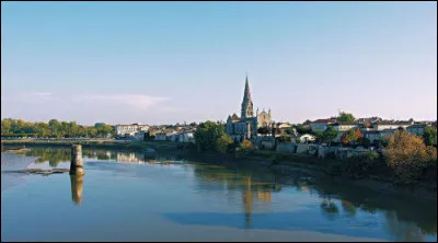 Ville de 7 000 habitants du département de la Gironde, située sur la rive gauche de la Garonne en bordure des Landes de Gascogne :