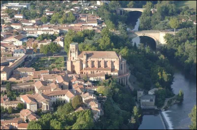 Ville de 11 000 habitants du département du Tarn, située sur les bords de l'Agout, dans les coteaux du "Pays de Cocagne" :
