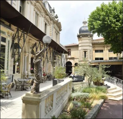Petite ville de 2 500 habitants du département de l'Hérault, station thermale de l'arrière pays :