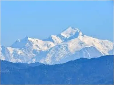 Quelle est l'épaisseur de la couche de glace recouvrant le sommet du mont Blanc ? 
(Elle entre dans le calcul d'altitude.)