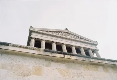 Dans les situations d'exception, trois dispositifs légaux existent : l'article 16 de la Constitution, l'état de siège, l'état d'urgence