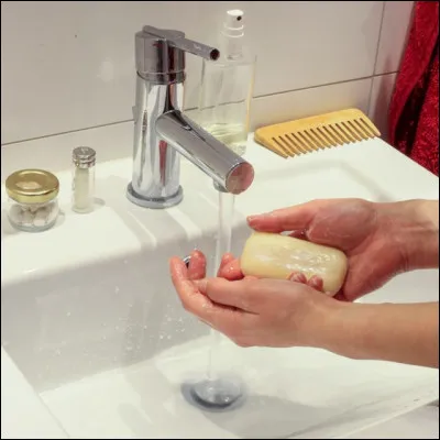 Pour éviter la contamination, il faut se laver les mains régulièrement