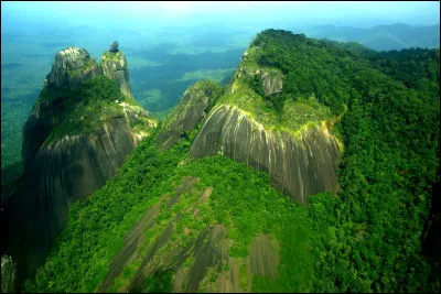 C'est un pays limitrophe de ... pays.