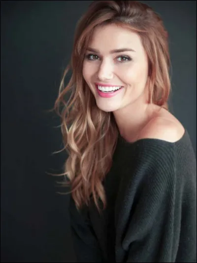 C'est une YouTubeuse belle et drôle, qui est-elle ?