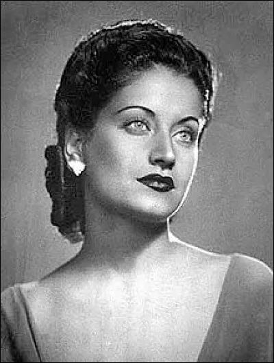 Selon une rumeur persistante, par quel moyen la chanteuse Asmahane a-t-elle collaboré avec les services secrets britanniques ?