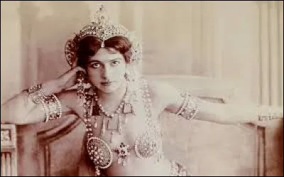 Que signifie, en langue malaise, Mata Hari pseudonyme de la célèbre espionne du début du siècle dernier ?