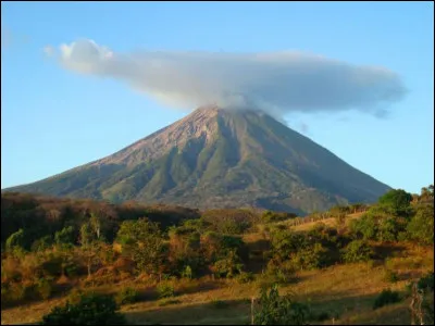 Le point culminant du pays a une altitude d'environ...