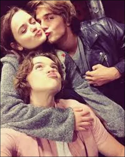 Dans le film "The Kissing Booth", de qui Elle est-elle amoureuse ?