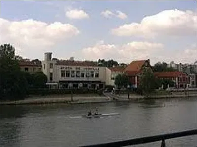 Nous sommes en Île-de-France, à Joinville-le-Pont. Ville de la Petite Couronne, "coupée" en deux par la Marne, elle se trouve dans le département ...