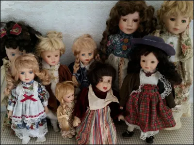 Par quel mot désigne-t-on la collection de poupées ?