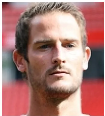 Dans quel pays, en dehors de la France, Grégory Pujol a-t-il évolué ?