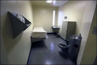 Ici, si une personne se comporte de façon inappropriée, elle est conduite en...