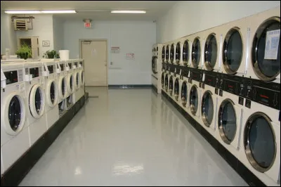 La laverie sert à entretenir les linges et vêtements à bord. De quelle couleur sont les machines à laver à gauche ?