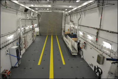 C'est un peu au-dessus du poste de pilotage à l'extérieur du navire, que ce hangar abrite notre...
