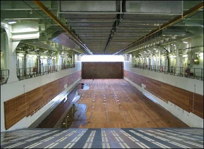 Enfin, on termine la visite par ce radier qui se transforme en port afin d'accueillir des engins dits "amphibie". D'après les réponses ci-dessous, quel véhicule correspond à cette définition ?