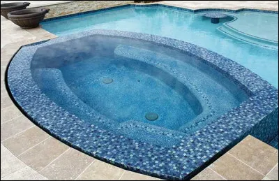 Près du parc aquatique, ce petit bassin fait de bulles permet aux gens de se détendre. C'est un...