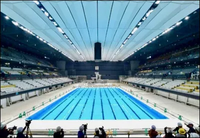À proximité de la patinoire, cette immense piscine olympique propose des spectacles comme la natation...