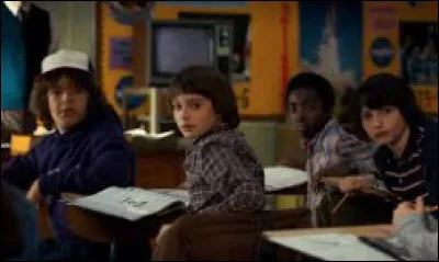 Comment s'appelle le club dans lequel Mike, Dustin et Lucas se trouvent ?