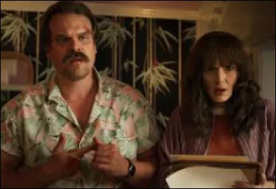 Saison 3 : Quel est le nom du restaurant dans lequel Hopper invite Joyce ?