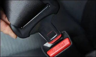 Quelle marque est la premi&egrave;re &agrave; offrir en s&eacute;rie les ceintures de s&eacute;curit&eacute; &agrave; l'avant ?