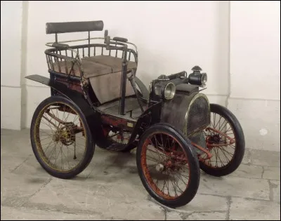 En quelle ann&eacute;e le premier mod&egrave;le de la marque Renault fut-il fabriqu&eacute; ?