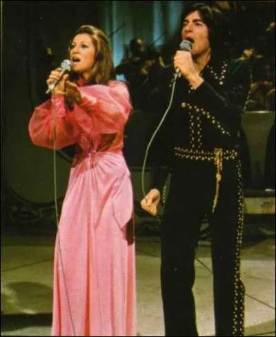 1973 > Dans cette ritournelle où Sheila et son mari [son pseudonyme ?] laissent "Capri pour les touristes", un refrain nous faisait nous gondoler jusque dans les cours d'écoles. Quel était-il ?