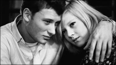 1976 > Année d'une question existentielle cruciale posée par Sylvie Vartan : "Qu'est-ce qui ...?" La chanteuse est née en 1945, près de Sofia, c'est-à-dire en/au [nom du pays ?]