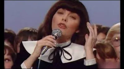 1978 > C'est Mireille Mathieu qui reprend le flambeau pour une chanson sur la paix : "Mille ...". L'auteur, a écrit la musique de Heidi, de Capitaine Flam ainsi qu'un tube en allemand pour France Gall : "Un peu de ..., un peu de ...".