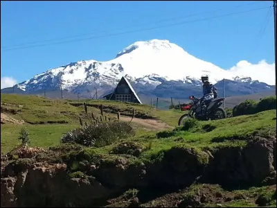 Dans quel pays, traversé par l'équateur, trouve-t-on le sommet le plus élevé ?