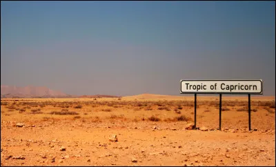 À combien de degrés de latitude, sont séparés chaque tropique de l'équateur ?