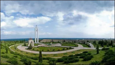 Combien y a-t-il d'habitants, en arrondissant à 500 000 près, en Moldavie ?