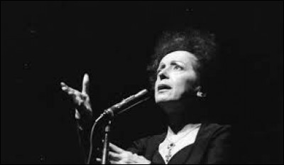 Retrouvez les paroles manquantes de "La vie en rose" d'Édith Piaf : 
"Et dès que je l'aperçois
Alors je sens en moi
Mon cur qui bat
Des nuits d'amour à plus finir 
Un grand ...
Des ennuis, des chagrins s'effacent
Heureux, heureux à en mourir".