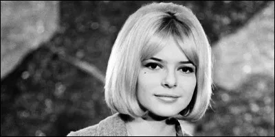Quelles sont les paroles manquantes de la chanson "Poupée de cire, poupée de son" de France Gall : 
"Je suis une poupée de cire
Une poupée de son
Mon cur est gravé dans mes chansons
Poupée de cire, poupée de son
Suis-je meilleure, suis-je pire
Qu'une poupée de salon?
Je vois la vie en rose bonbon
Poupée de cire, poupée de son
Mes ...
Dans lequel chacun peut me voir" ?