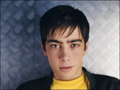 Retrouvez les paroles manquantes de la chanson "Mon ange" de Grégory Lemarchal : 
"Le jour où tu es tombé du ciel
Tout m'a semblé plus léger
Et je me sens pousser des ailes
Accroché à tes baisers
Tout me destine
Tout ...
Tout me dessine
Et tout m'élève
À tes lèvres, à tes désirs
À tes rêves et à tes soupirs" ?