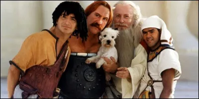 Dans le film "Astérix et Obélix : Mission Cléopâtre", quel est le fauve qui accompagne la reine Cléopâtre ?