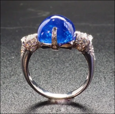 Quelle pierre, en photo, est une variété de zoïsite de couleur bleue à violette ?