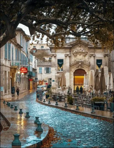 Quel cours d'eau traverse la ville d'Avignon ?