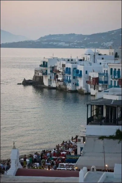 Combien d'îles sont habitées dans l'archipel des Cyclades ?