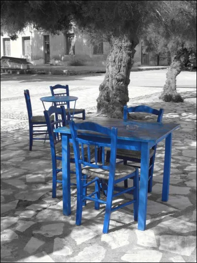 Laquelle de ces places se situe à Saint-Tropez ?