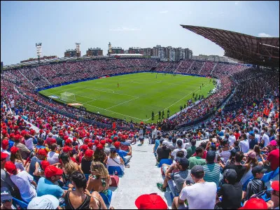 Avec le club de Valence, quel autre club de Liga est basé dans la ville de Valence ?