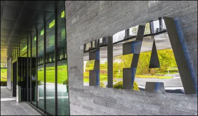 Dans quelle ville se situe le siège de la FIFA ?