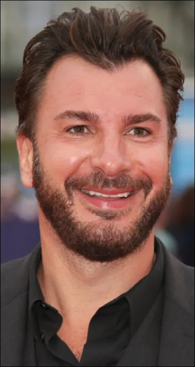 Michael Youn joue le rôle du frère de Cédric.