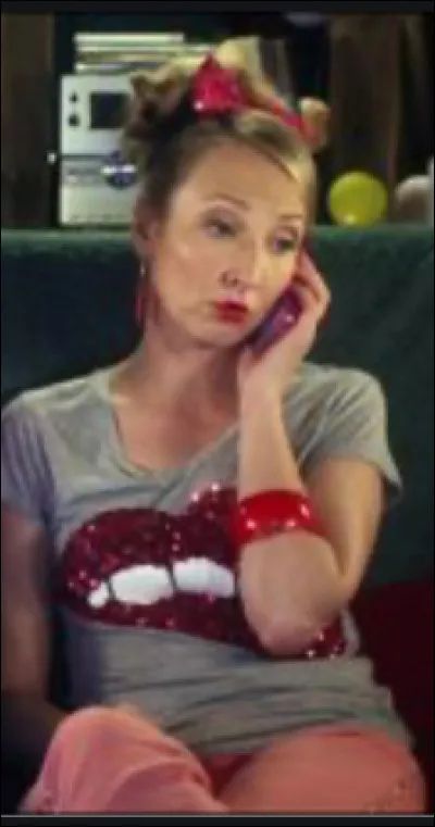 La meilleure amie de Marion est...
(Qu'elle a au téléphone très souvent mais qu'on ne voit pas dans les scènes)