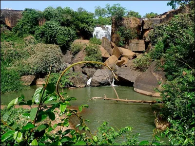 Direction l'Afrique. En langue nationale, le Burkina Faso désigne le "Pays des hommes ...".