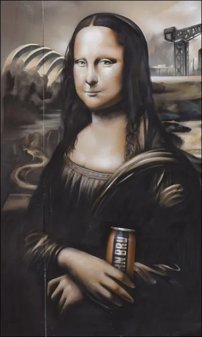 Face à ce monde en décrépitude, Mona a sombré dans l'alcoolisme. Que tient-elle dans sa main ?