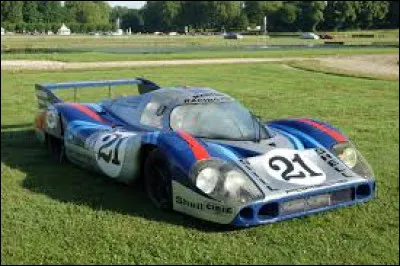 Quel est le nom de cette célèbre voiture de course ?
